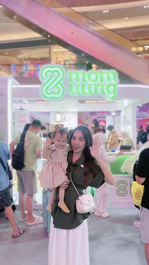 Instagram post by @aaykwk for Mom Uung. Caption reads: Setelah cobain langsung di booth nya @momuung.id....