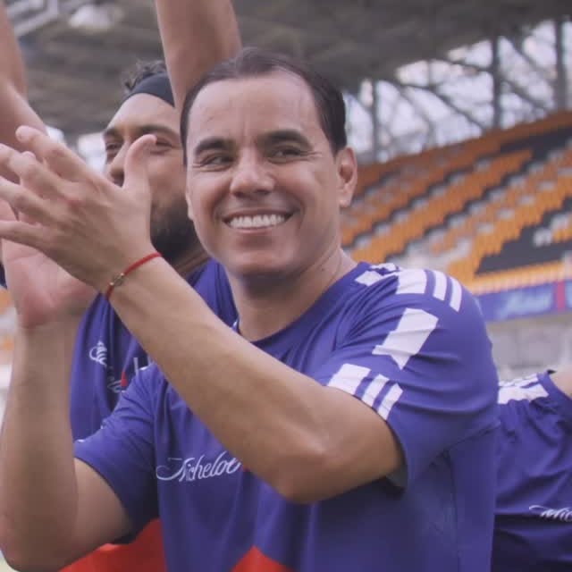 Instagram post by @omarbravooficial for Michelob ULTRA. Caption reads: #AD ¿Has jugado como un PRO? ⚽️🫡

Este verano en....
