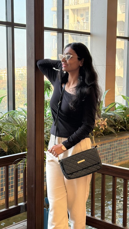 Instagram post by @nikitalamba29 for Lino Perros. Caption reads: [...] @fastrackworld 
Black sling bag from....