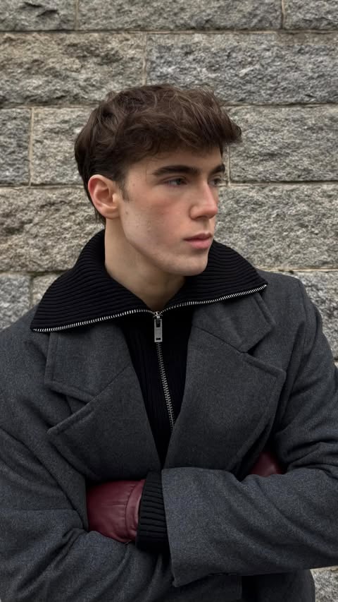 Instagram post by @matis.swann for Augustinus Bader. Caption reads: [...] Hände @sweettreatvienna (Ad)

•....