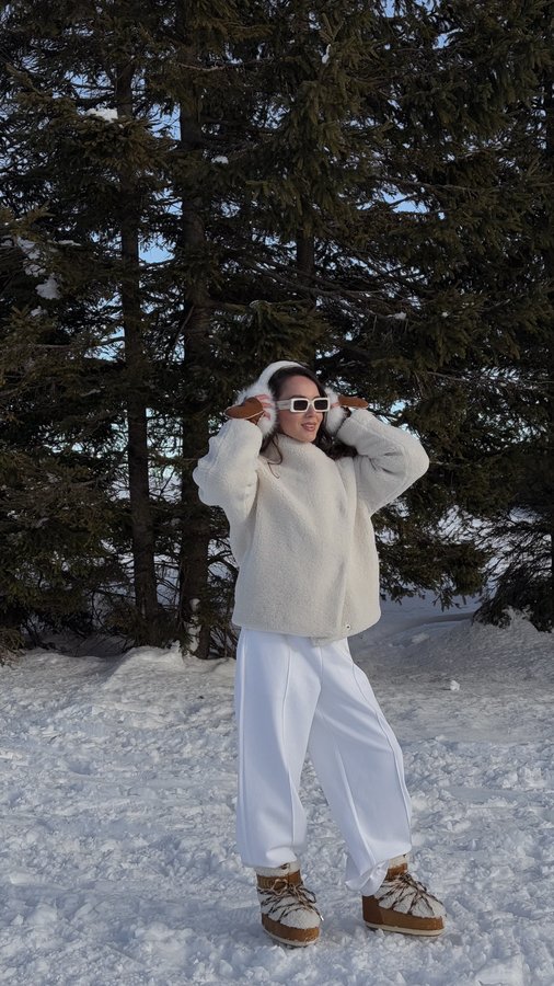 Instagram post by @claudia.costea for Moon Boot. Caption reads: [...] full outfit from @sportofino ❄️| @moonboot ....