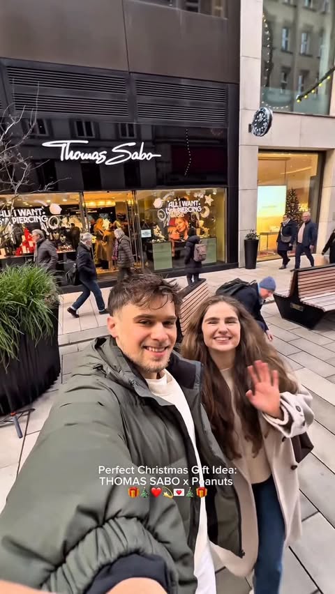 Instagram post by @thecoupleduo_ for THOMAS SABO. Caption reads: [...] is the Perfect Christmas Gift Idea
THOMAS....