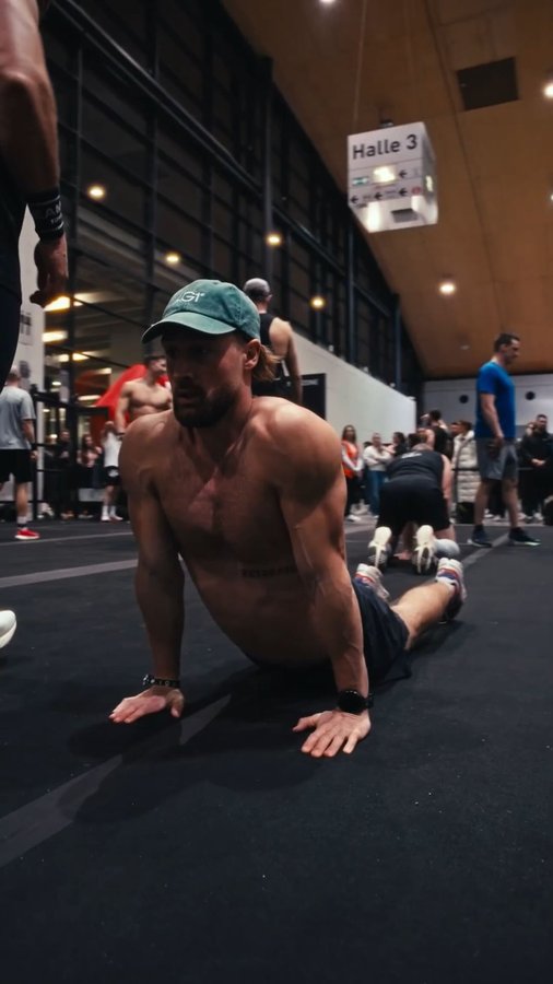 Instagram post by @dom.stroh for AG1. Caption reads: [...] meine Routinen beizubehalten – AG1 hilft mir....