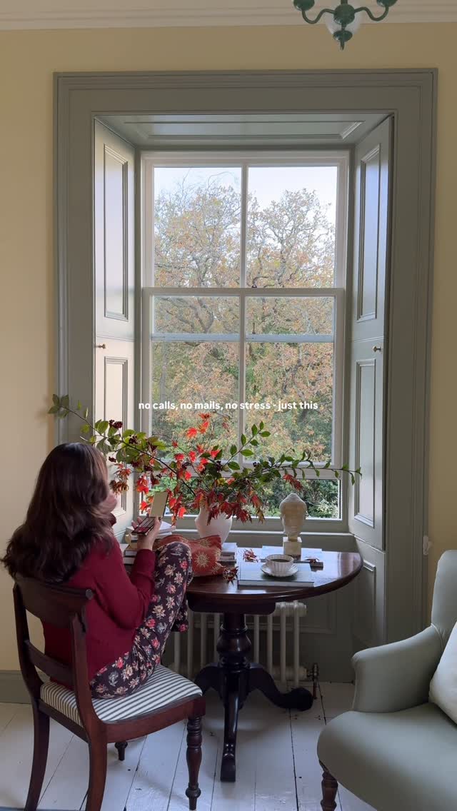 Instagram post by @patriciarodi for Elizabeth Scarlett. Caption reads: [...] away from the noise always with my....