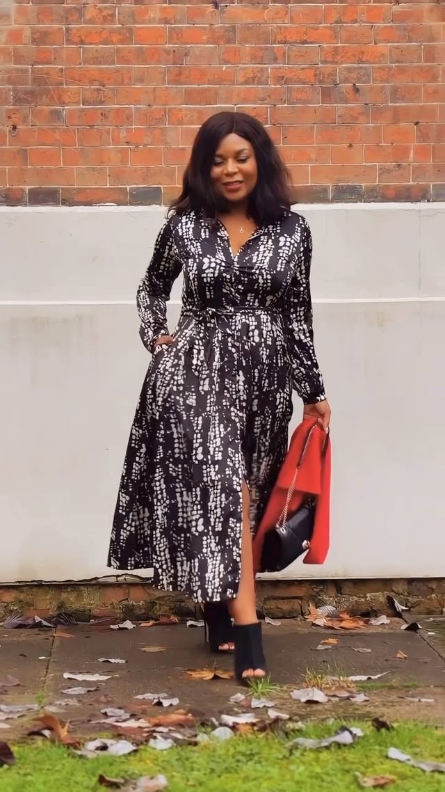 Instagram post by @lovinlown for Oasis Fashion. Caption reads: [...] online high-street outlet shop …......