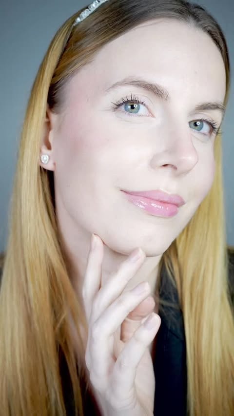 Instagram post by @alexavye for EAMTI Jewelry. Caption reads: #publi | ✨ Make your holiday sparkle with Eamty....