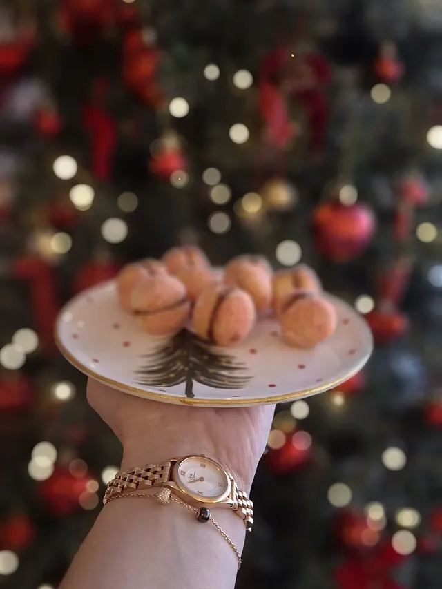 Instagram post by @irispejkovic.stylefile for Daniel Wellington. Caption reads: Christmas offer @danielwellington Up to 40% off....
