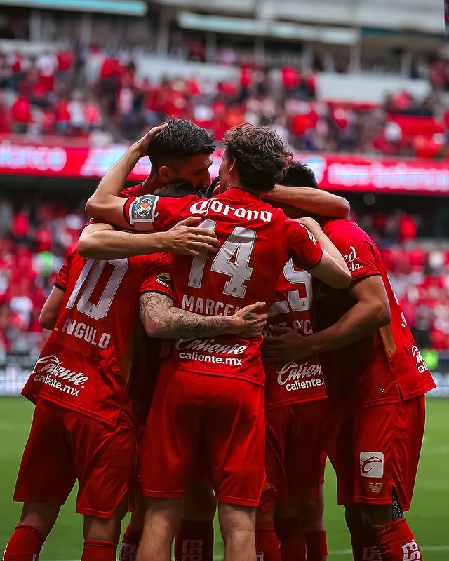 Instagram post by @tolucafc for Caliente.mx. Caption reads: Todo para el ROJO ❤️ El bicampeón pelea en lo alto....