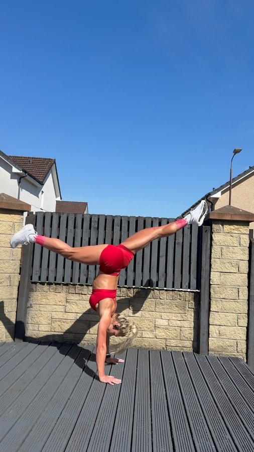 Instagram post by @sarahholden_fit for HEXXEE. Caption reads: Burpees are boring….
Bring the heat with @hexxee....