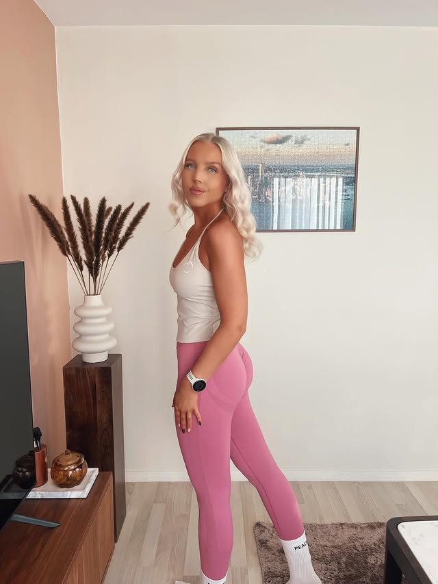 Instagram post by @siljekgs for PEACH TIGHTS. Caption reads: A little pop of color 💓 Wearing @peach_tights •....