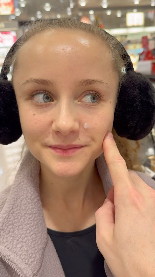 Instagram post by @by.isabelyvonne for HelloBody. Caption reads: Anzeige | @hellobody gibt es jetzt auch bei....