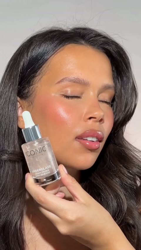 Instagram post by @hollieflynnmakeup for ICONIC LONDON. Caption reads: [...] cakey makeup? Not anymore. ✨ Meet Iconic....