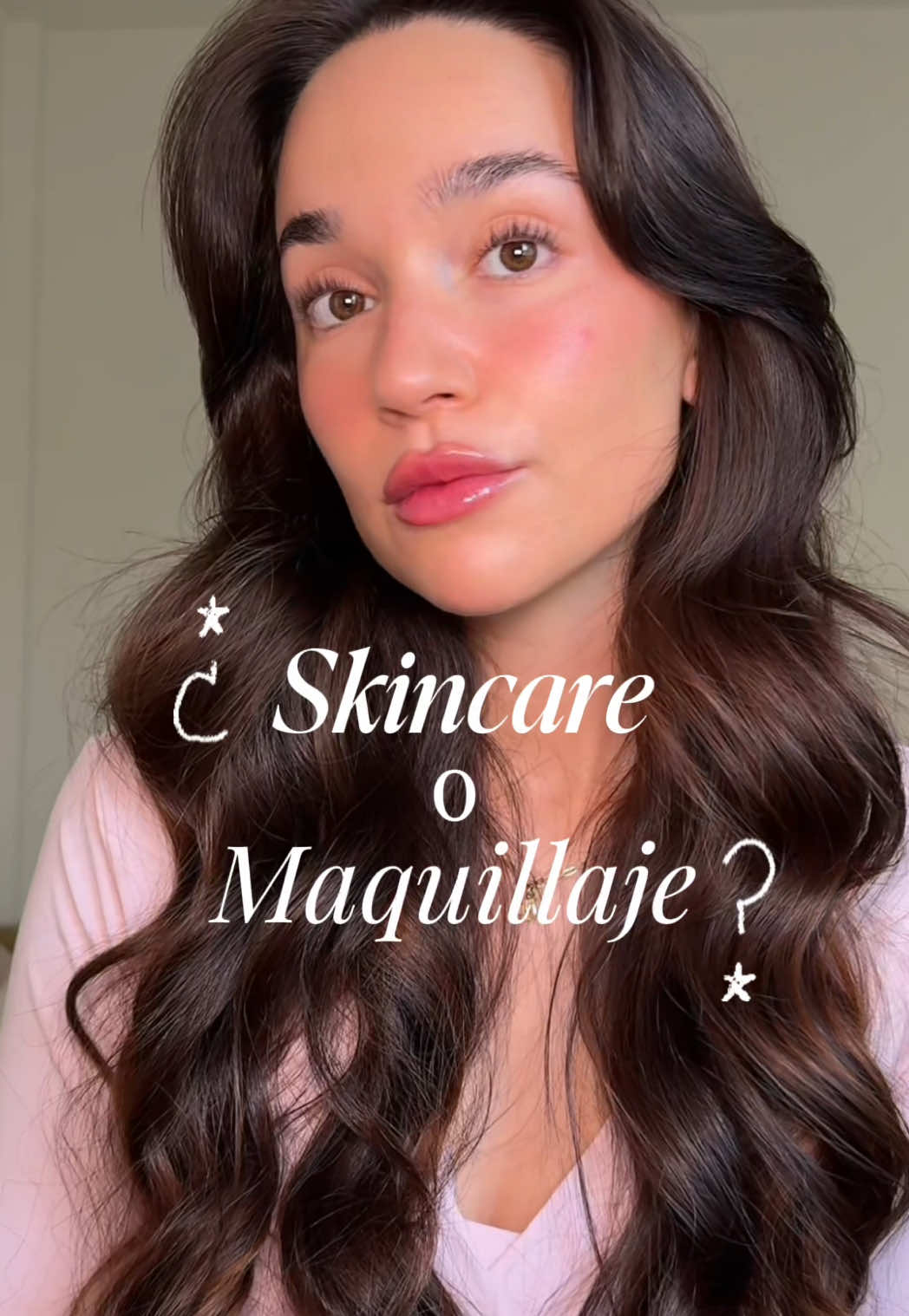 TikTok post by @iris_ermine for Revlon. Caption reads: [...] Pongo a prueba la línea Illuminance de....