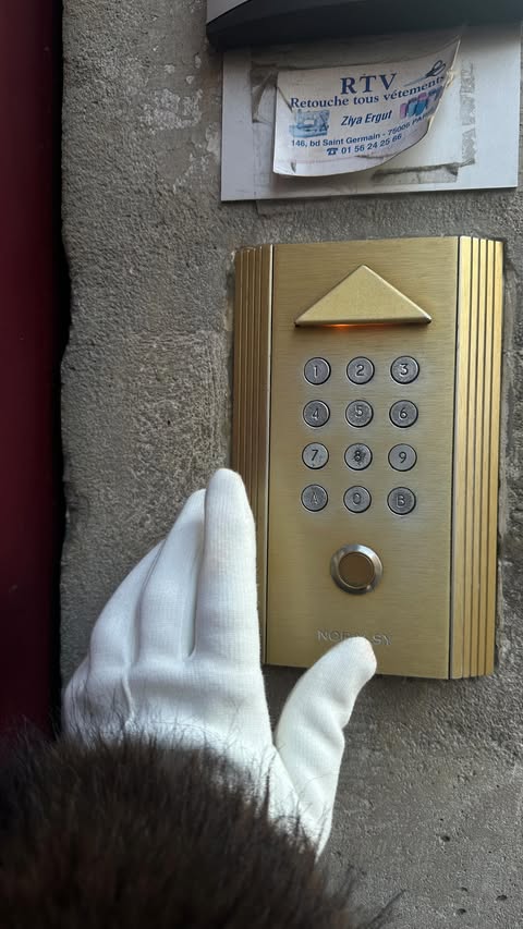 Instagram post by @kat.ychpt for Uoozee. Caption reads: [...] every looks🔖 by @uoozee_official....