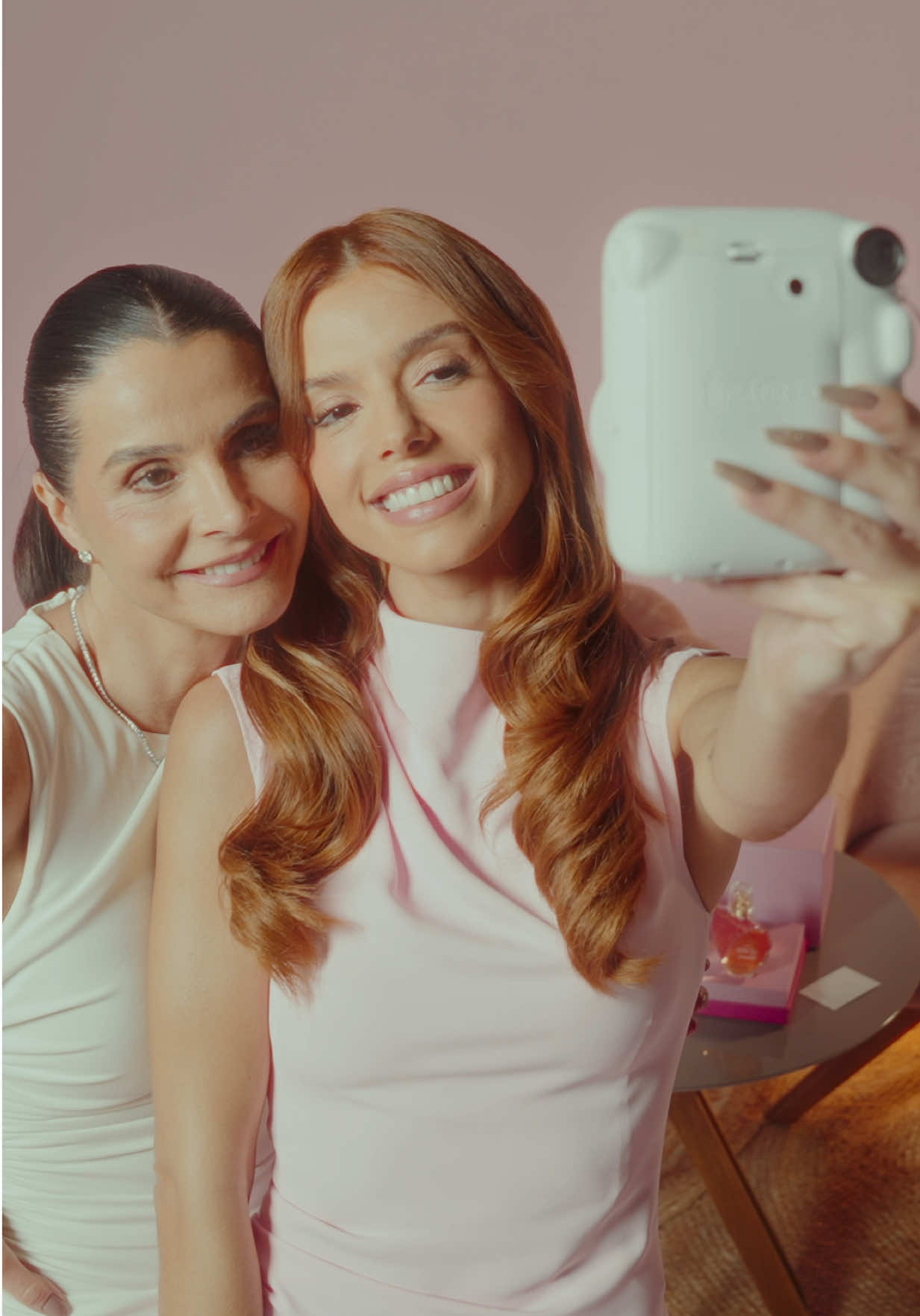 TikTok post by @gilancellotti for Avon. Caption reads: Está no ar o nosso programa  📺❤️   Com uma....