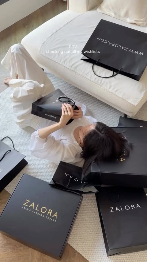 Instagram post by @saeronie_e for ZALORA Singapore. Caption reads: Checking out all my wishlists rn 🛒 이번 자롤라 세일 너무너무....