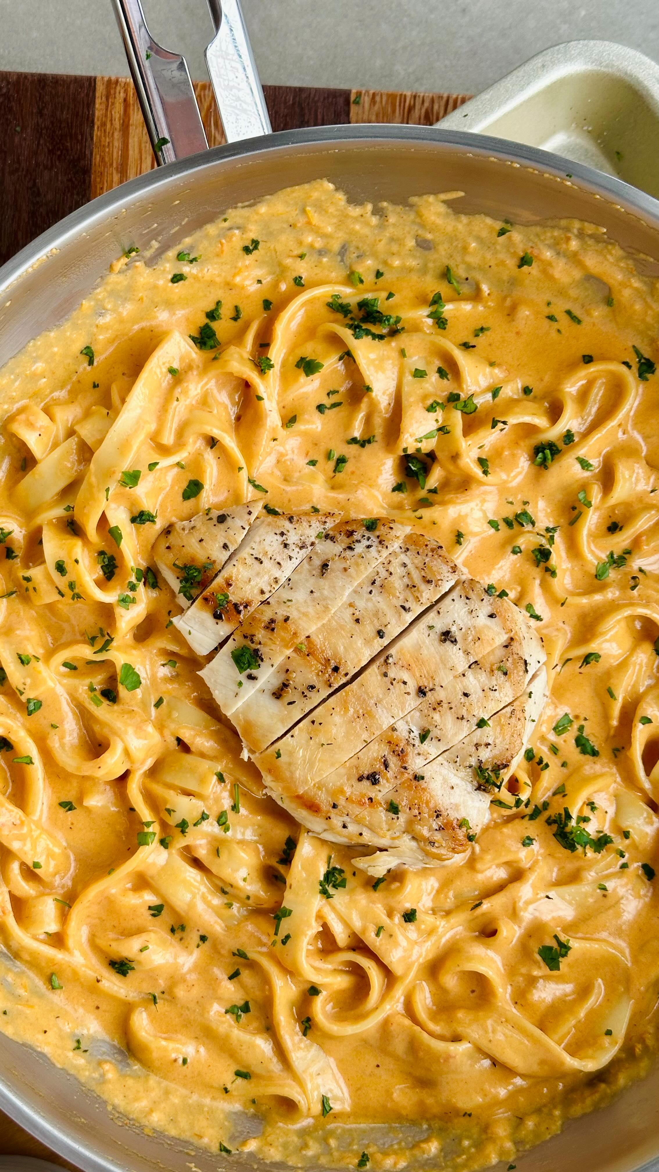 Instagram post by @dessoy for Kitchenaid. Caption reads: “Marry Me Chicken Pasta” é uma receita rápida e....