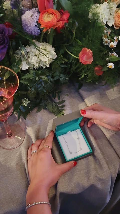 Instagram post by @wendyslookbook for Effy Jewelry. Caption reads: [...] For this Mother’s Day, discover @Effyjewelry....