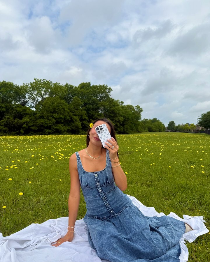 Instagram post by @bethany.hugg for Getcasely. Caption reads: [...] to match your outfit 🌼✨🩵 @get.casely....