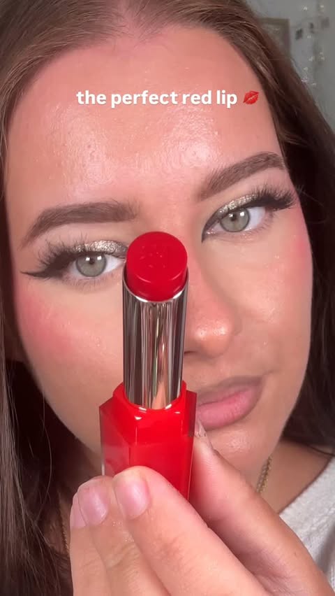 Instagram post by @klaudiasilakowska for Fenty Beauty. Caption reads: such a stunning shade ❤️

@fentybeauty gloss bomb....