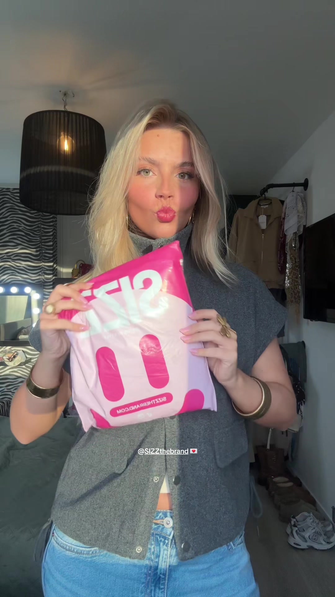 TikTok post by @lunajanssennn for SIZZ THE BRAND. Caption reads: @SIZZ the brand 🔥 #haul #ootdinspo.
