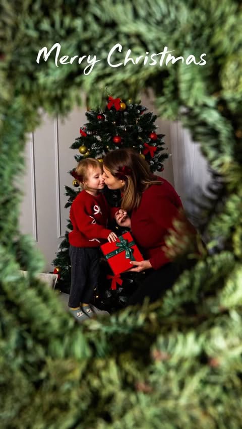 Instagram post by @tori.smi for Nikon DACH. Caption reads: Anzeige 📸 Creative photo idea for Christmas....