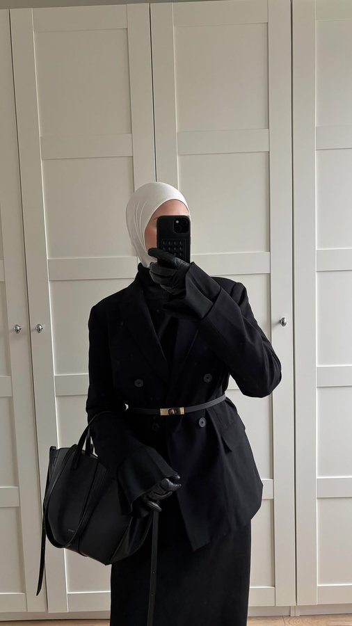 Instagram post by @melaniemercds for LOSYANA. Caption reads: Let‘s style my comfy sets from @losyana.shop 
Use....