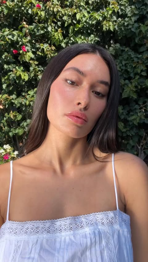 Instagram post by @baileyclarkx for HERA. Caption reads: [...] sunkissed look using all my favourites....