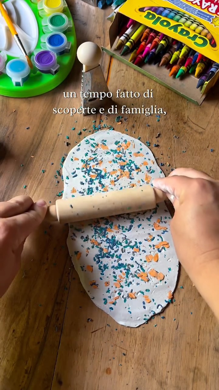 Instagram post by @cartacuoremani.crealab for Crayola. Caption reads: L’estate sta finendo, tra pochi giorni riprenderà....