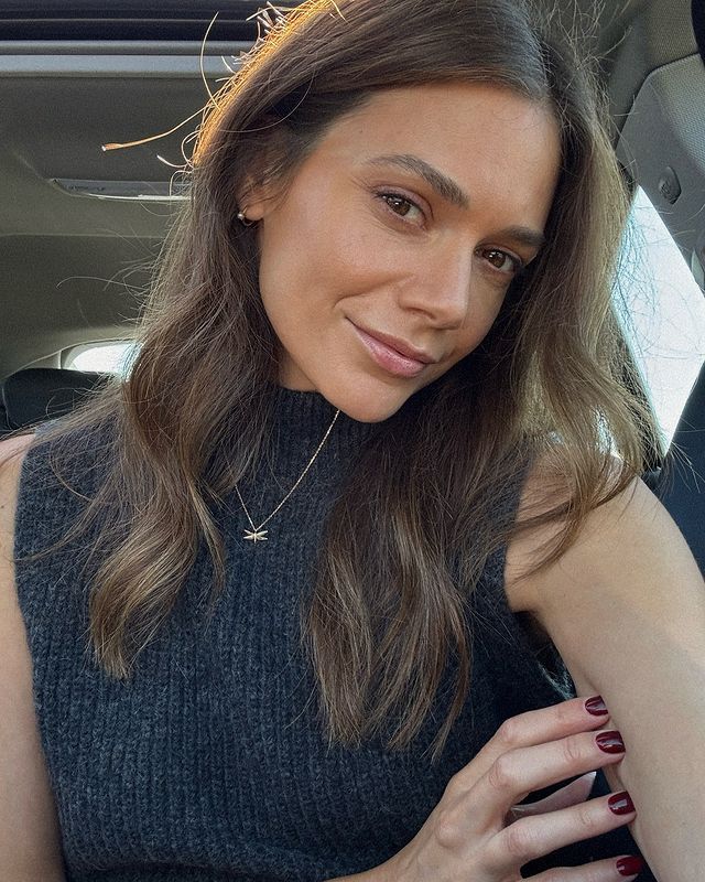 Instagram post by @iam.raffaela for AKIND. Caption reads: Ad / Anzeige. Delicate, so lovely, and made of....