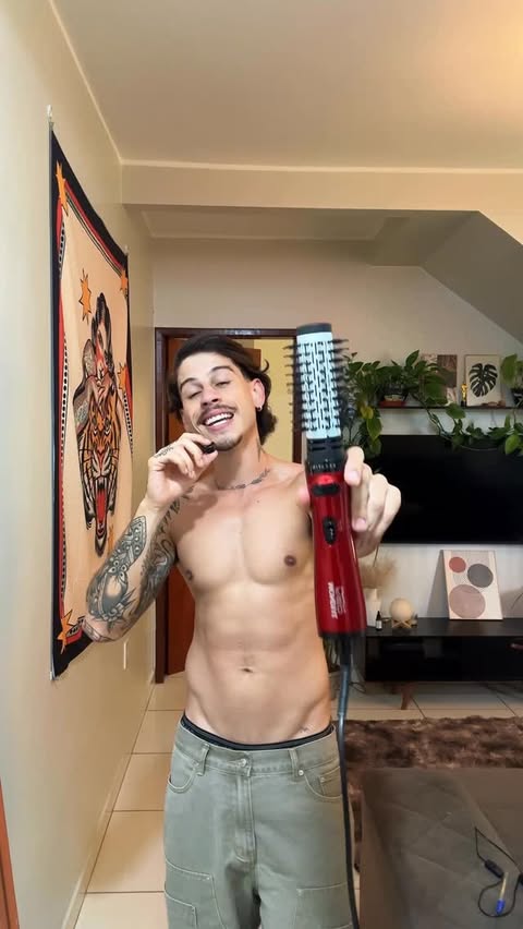 Instagram post by @erickvaladaress for Shopee. Caption reads: Ta eu e minha amiga @shopee_br inventando moda....