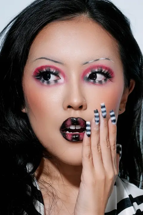 TikTok post by @shiyao.miya for Blend Bunny Cosmetics. Caption reads: [...] Eyeshadow Palette: The Neutrals @Blend Bunny....