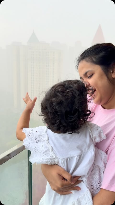 Instagram post by @thebombaymom for Johnson’s Baby. Caption reads: [...] 🤍🌧️ Her bath time is now with....
