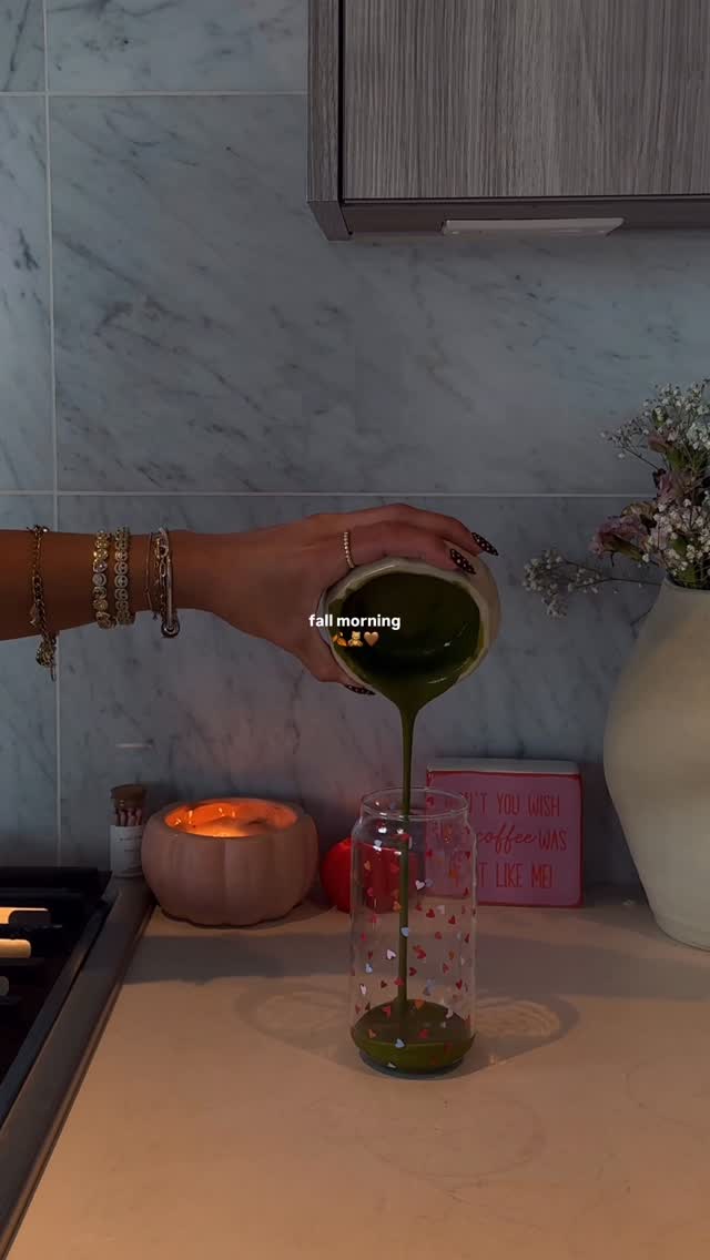 Instagram post by @thebarkhadiaries for Earth’s Own. Caption reads: making the creamiest, frothiest matcha w my fav....