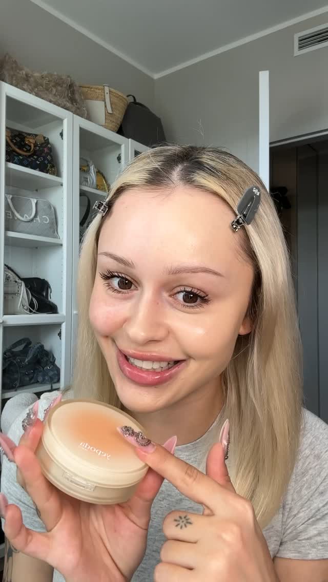 Instagram post by @lilajanowska for Yepoda. Caption reads: Makijaż czy pielęgnacja? Z The Dewy Day Cushion od....