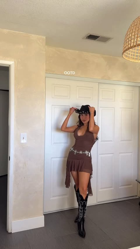 Instagram post by @valerie_luzanilla for Miss Lola. Caption reads: @misslolaofficial #fashion #outfitinspo #misslola.