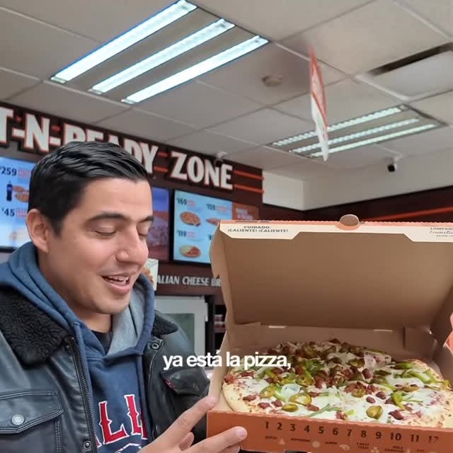 Instagram post by @avacav for Little Caesars. Caption reads: 🍕⚽ ¡Pizza, pasión y platitos!
Pídele a tu antojo....