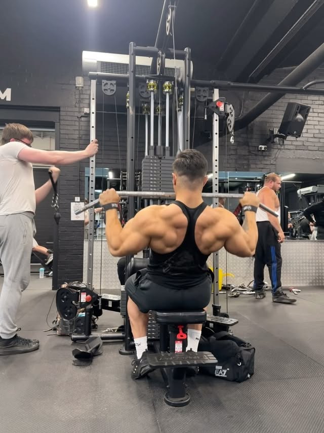 Instagram post by @_kayayusuf7 for DY NutritionTM. Caption reads: 🚨Back training staple - Lat pulldown 📈 Focussing....