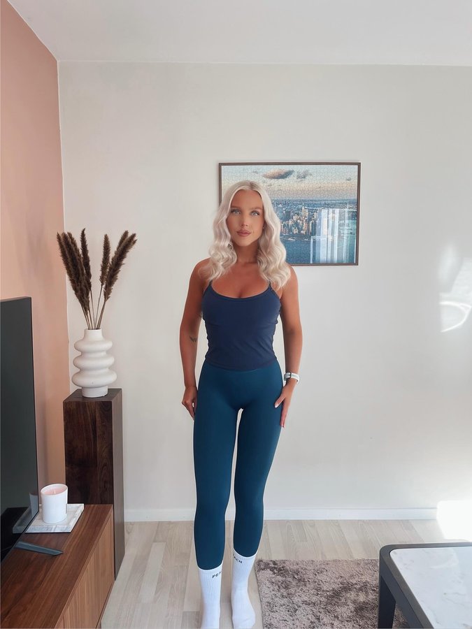 Instagram post by @siljekgs for PEACH TIGHTS. Caption reads: Going to the gym in a new fit 🫐 From....