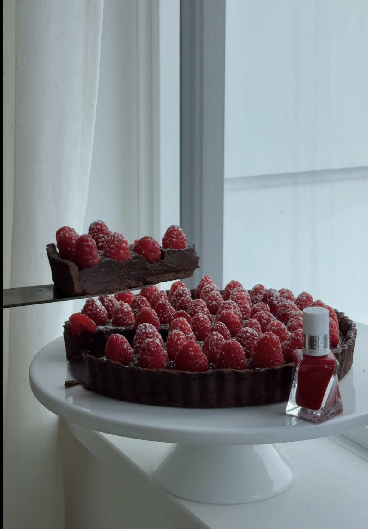 TikTok post by @hadeelelmadhoon for essie. Caption reads: [...] and matched my nails to the dessert with....