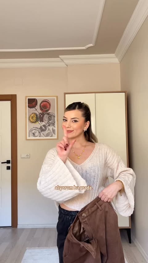 Instagram post by @sultanyldz1 for Ipekyol. Caption reads: Beni beğendin miiii 
.
.
.
.
.
.
.
.
.
#reels....