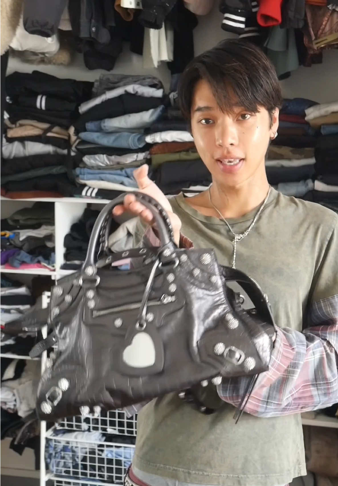 TikTok post by @alexgoyaa for Vinted. Caption reads: Je vends quasi tous mes sacs sur @Vinted ! 👜....