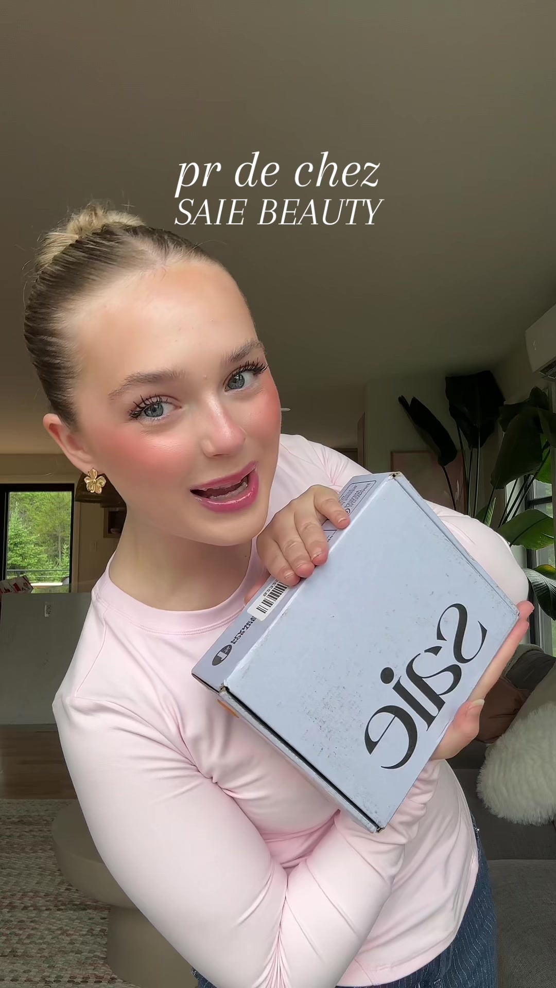 TikTok post by @chanelrenauxo for Saie hello. Caption reads: avoir un pr de chez saie whattt!! i’m so....