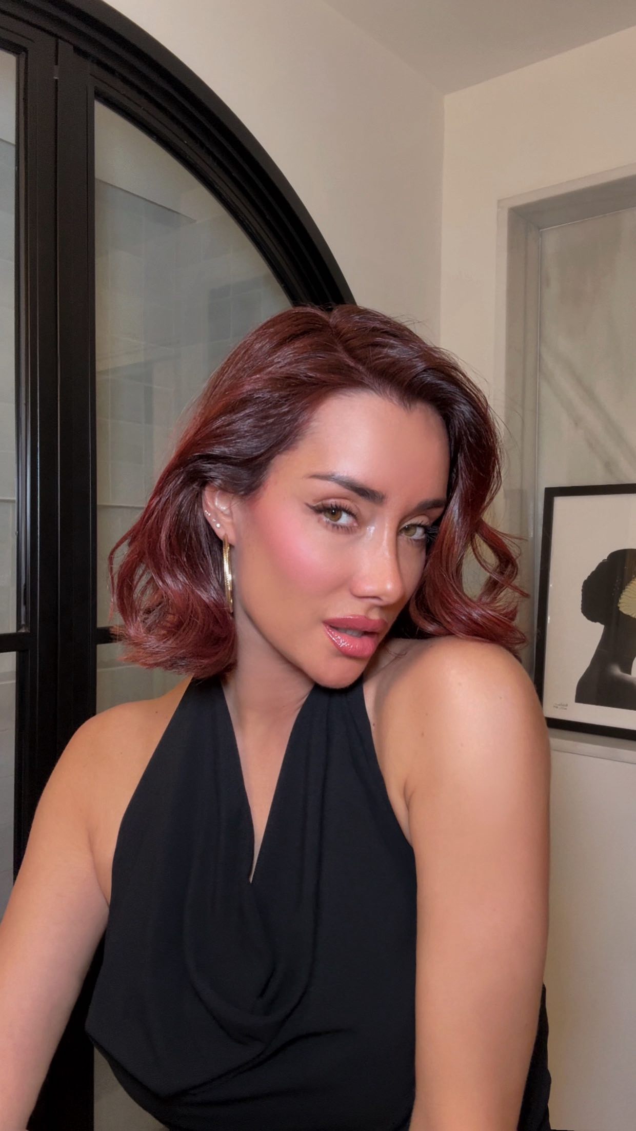 Instagram post by @adara_molinero for Revlon. Caption reads: Cambio de look y un super tip para mantener el....