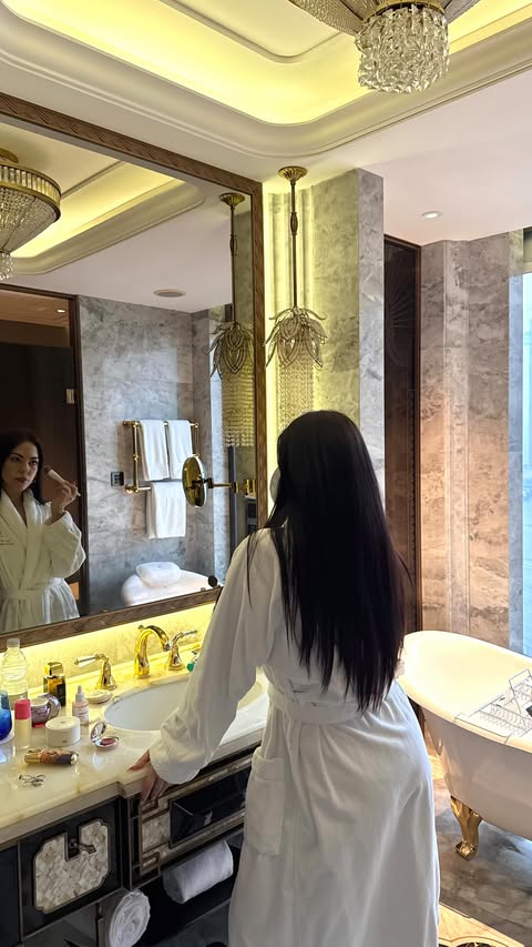 Instagram post by @annkurtoglyan for ALPHA-H. Caption reads: [...] mist @yepoda spf @yepoda lip plumper....