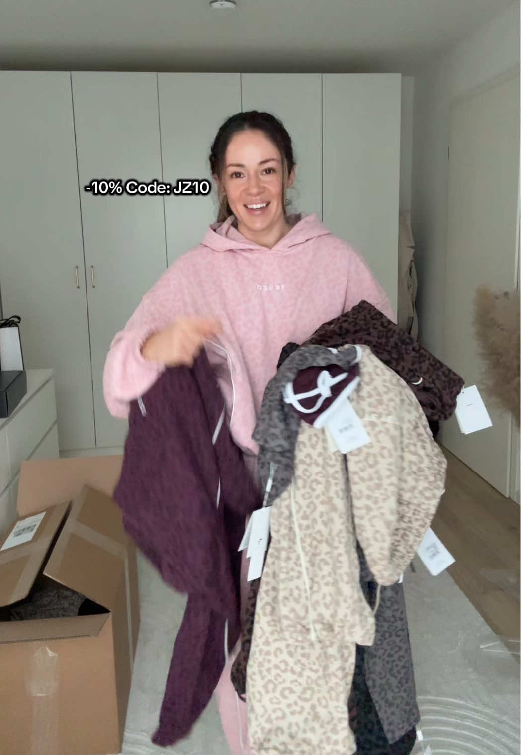 TikTok post by @julia_zastempowska for Teveo. Caption reads: @TEVEO Rabattcode: JZ10 🐆 | Anzeige  #leo [...].