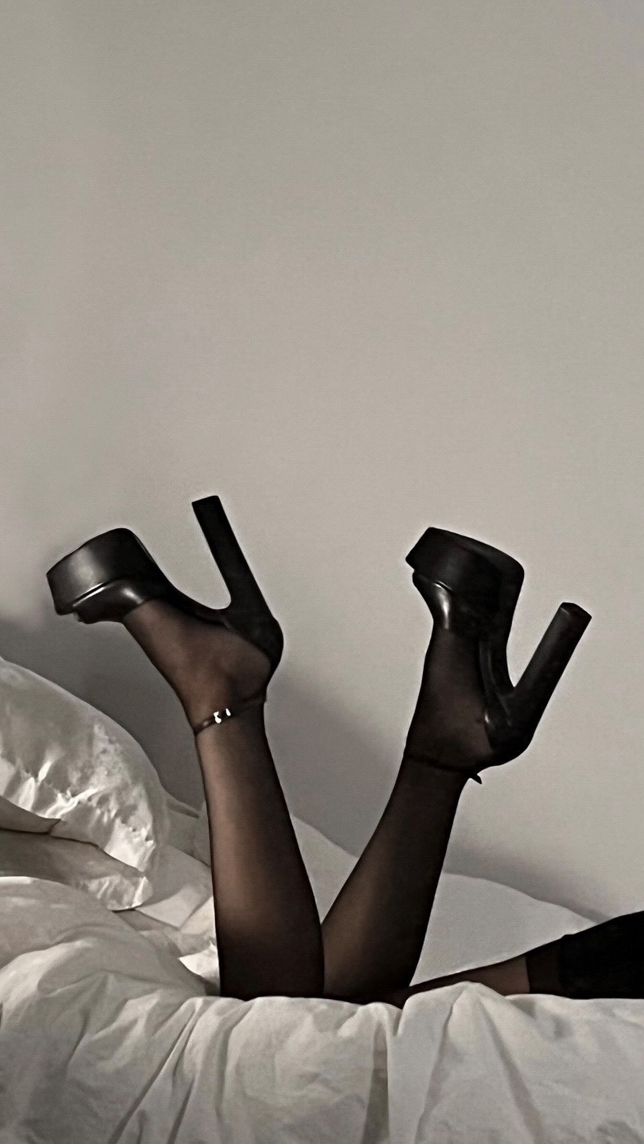 Instagram post by @hannnahhtaylor for DKNY. Caption reads: @DKNY sent me these amazing fall pieces, and I....