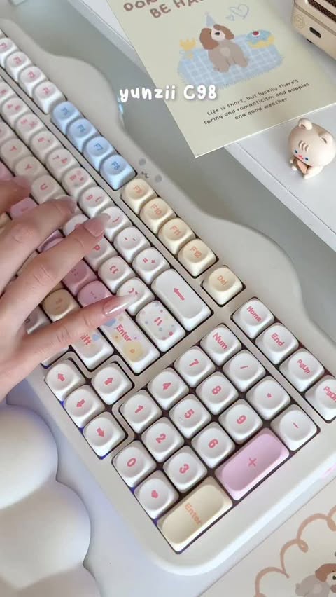 Instagram post by @pinkxxiny for Yunzii. Caption reads: cake keyboard 🍰💛 yunzii C98 ♡ it’s super cute! i....