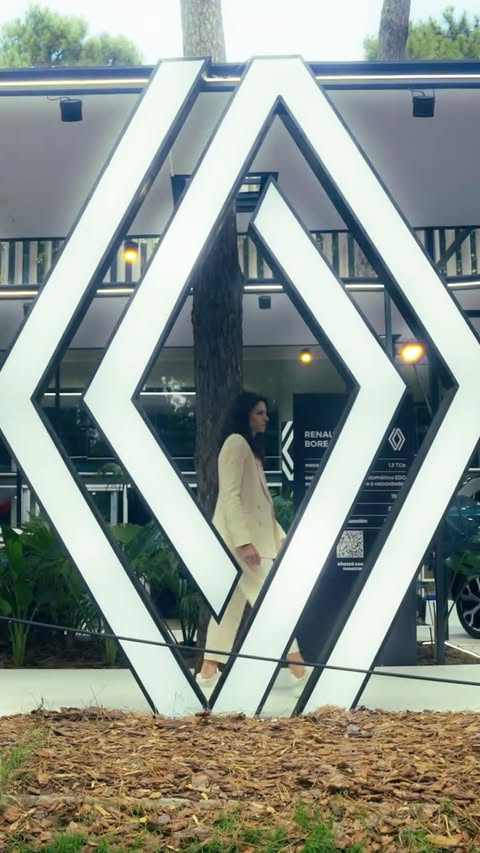Instagram post by @sabatinigaby for Renault Argentina. Caption reads: la embajadora @sabatinigaby visitó el stand de....