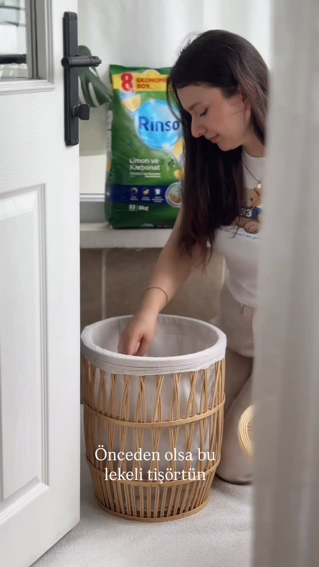 Instagram post by @beyzaderehomeblog for Rinso. Caption reads: Çamaşır gününden Selamlar,
Hem renkliler ve hem de....